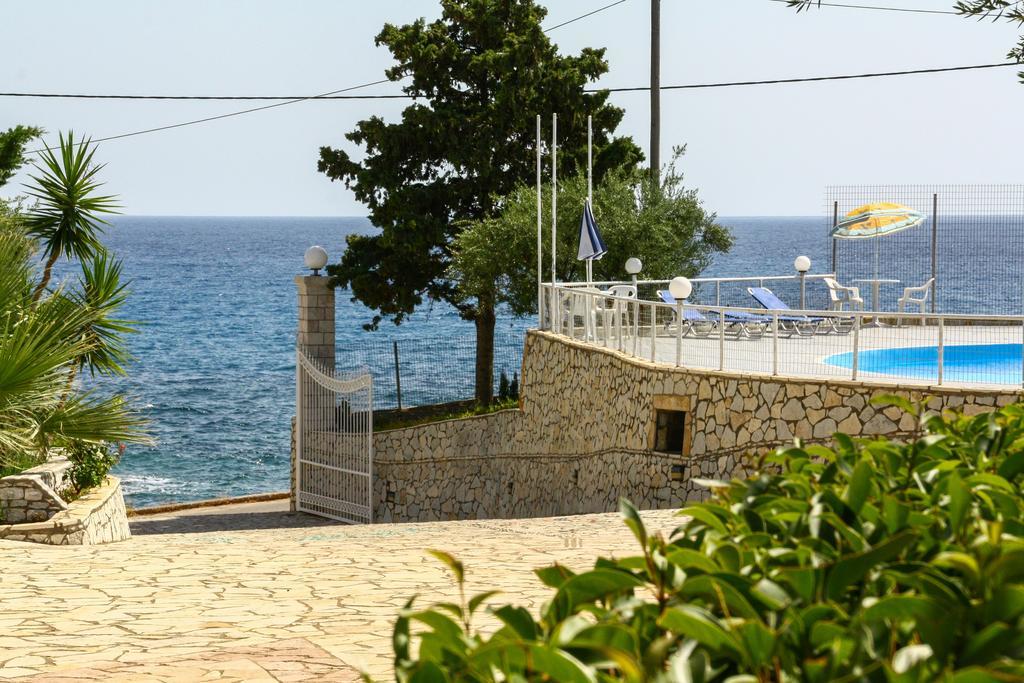 Kardamili Beach Hotel エクステリア 写真